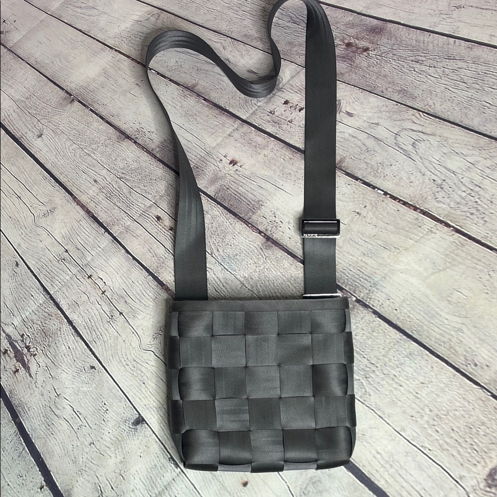 Harvey’s Original Seatbelt Crossbody bag